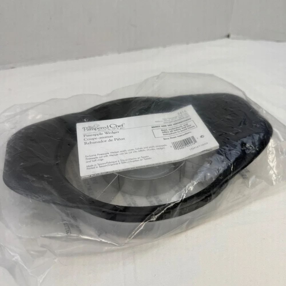 The Pampered Chef Pineapple Wedger 2416 Black Stainless Steel Core Peeler New